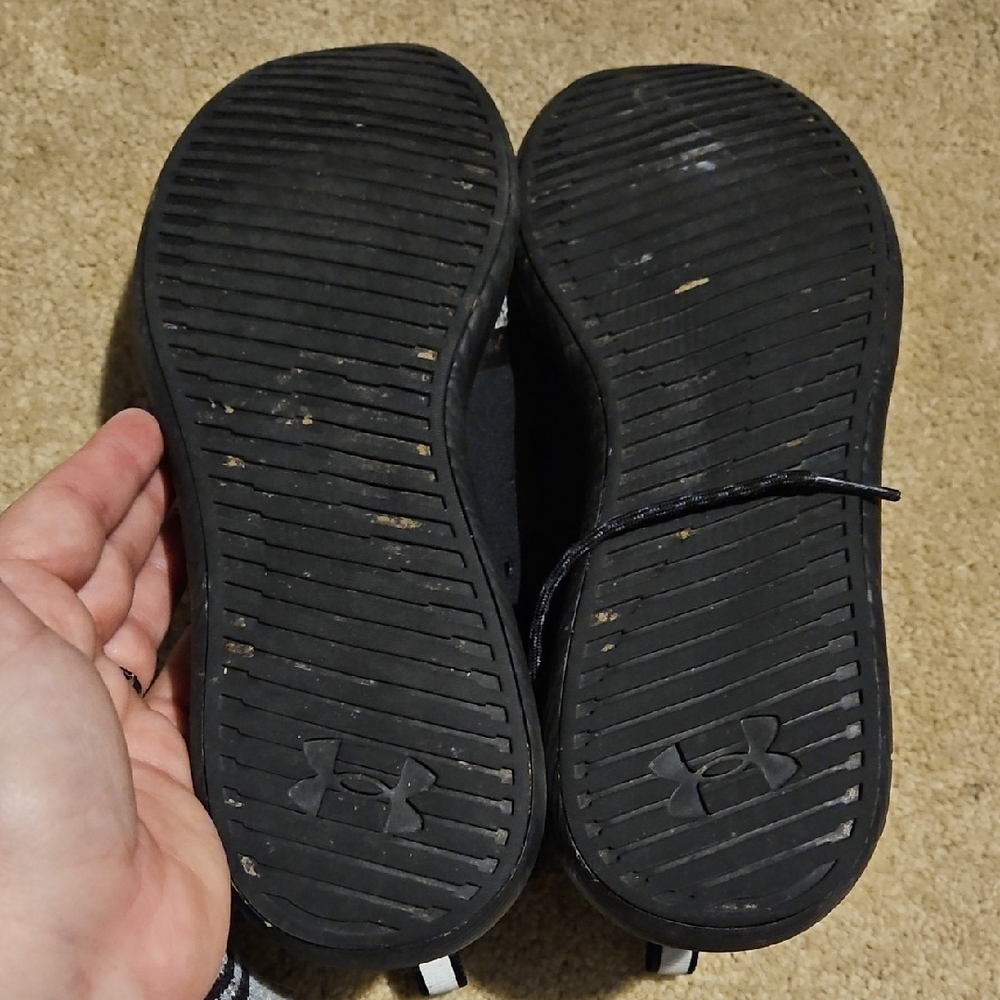 Under Armour Black Shoe Interior with White Size Label - Picture 8 of 8